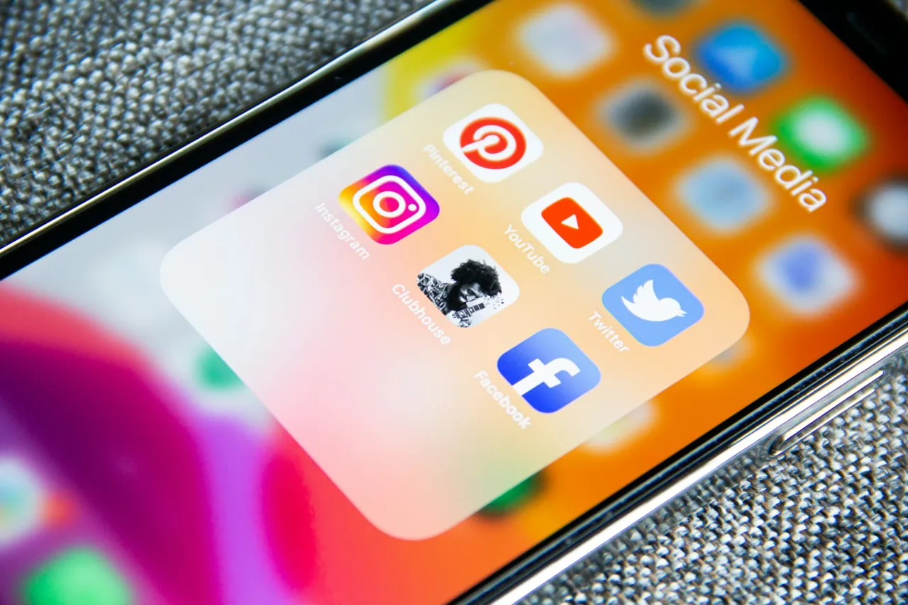 Mobitel s otvorenom mapom aplikacija društvenih mreža