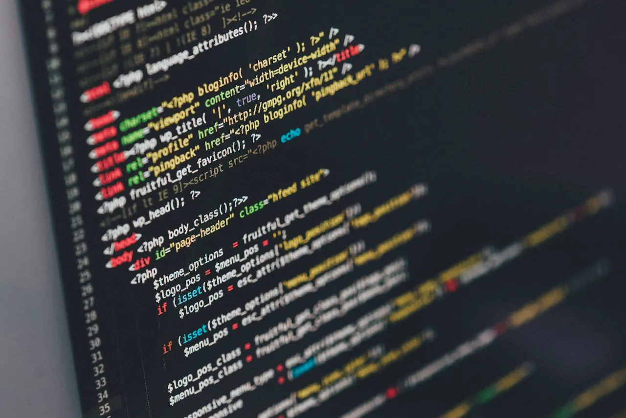 Kod web stranice prikazan u uređivaču teksta tijekom izrade